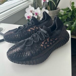Yeezy Boost 350 V2 – Estimated Women’s 7 / Men’s 6